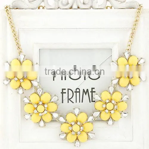 Shining Latest Popular Elegant Bright Crystal and Resin Alloy Flower Charm& Statement Necklace in Stock photo-3