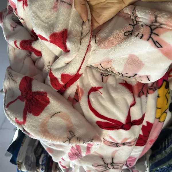 Coral Fleece Blanket Poncho to keep warm and also using for bedding sheets support small MOQ