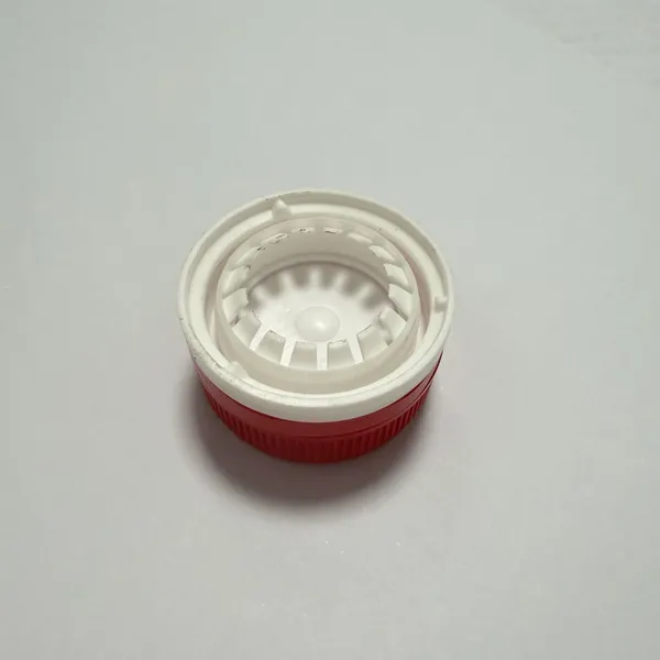 Moule à injection précis pour bouchons de bouteille en deux parties, PP/PE, 1x16 cavités, système de point d'injection chaud, acier S136, 300 000 coulées, prêt pour la collecte par bras robotique