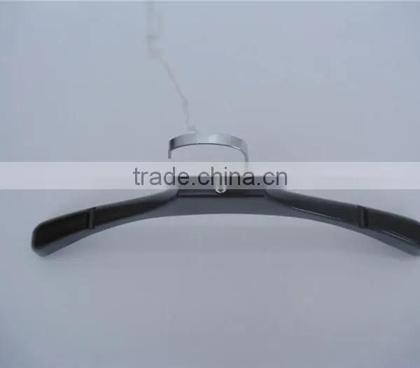 HEAD15 Inch Plastic Hanger Cheap in Blackr and Square Hook for Garment Wholesale photo-3