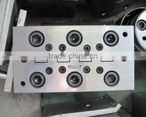 Extrusion plastic cable casing housing mould