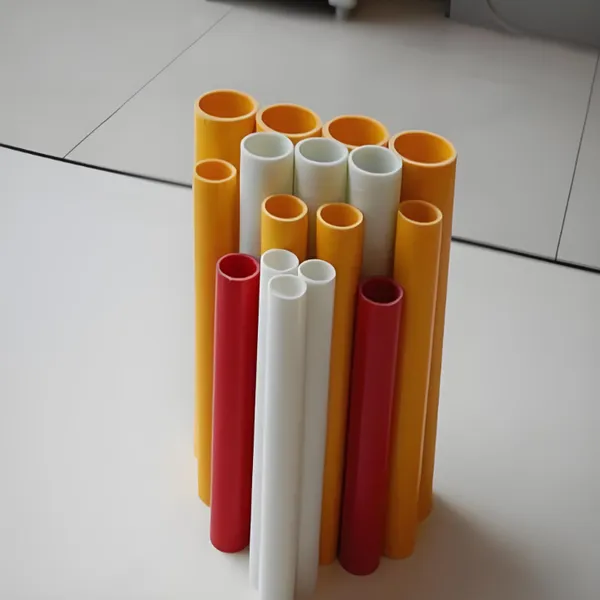 【Perfiles de fibra de vidrio pultruidos con un 70% de contenido de vidrio y una resistencia a la tracción de 350 MPa para uso estructural.】
