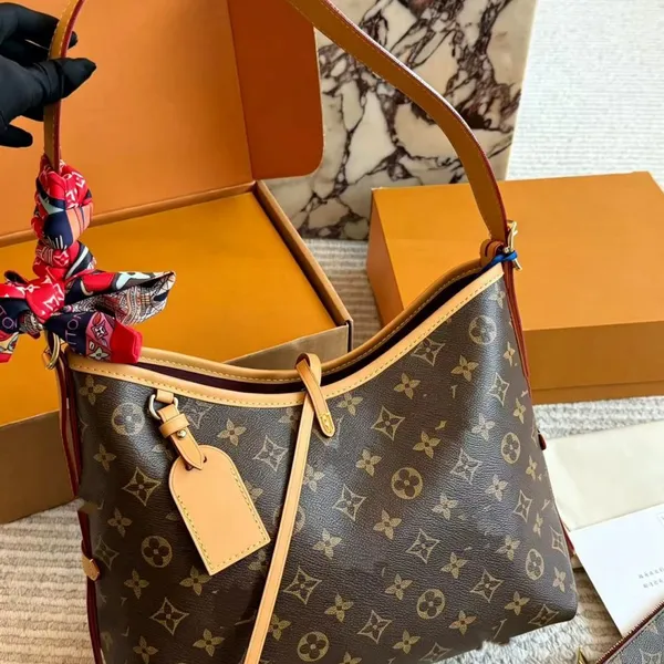 Fashionable lady's single-shoulder tote bag with floral pattern at the side of the arm Carryall