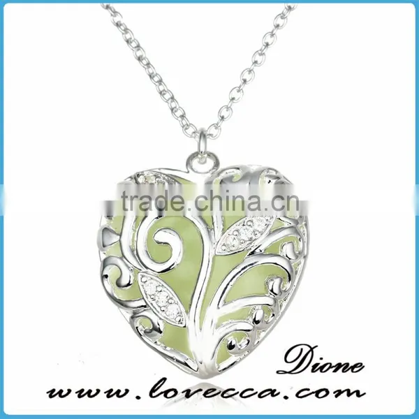 Silver Glowing Necklace Hollow Glow in the Dark Heart Pendant Luminous Necklace photo-4
