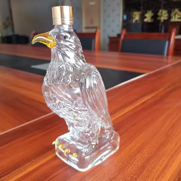 China Hand Blown Eagle Shaped Glass Wine Bottle Creative Animal Liquor Decanter Wholesale