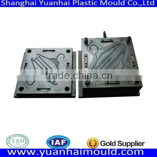 Two Cavities pc Injection Hanger Mould Maker in Shanghai