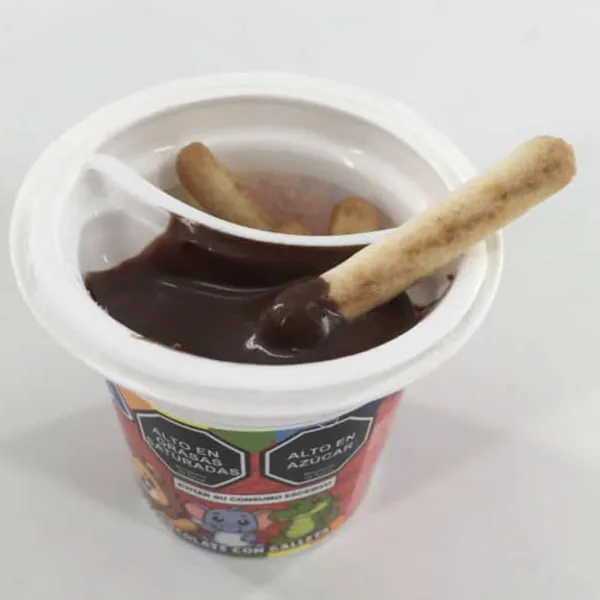 Biscoito de dedo com molho de chocolate em copos. Doces de confeitaria com biscoitos embebidos em copos. Lanche em copo.