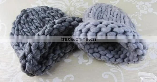 2015 Popular Super Chunky Thick Yarn for Quick Knitting Hat in Solid Color photo-2