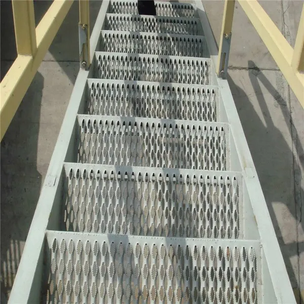 Perforated Metal Roll 0.3-3mm Thickness for Automotive Ventilation Systems photo-2
