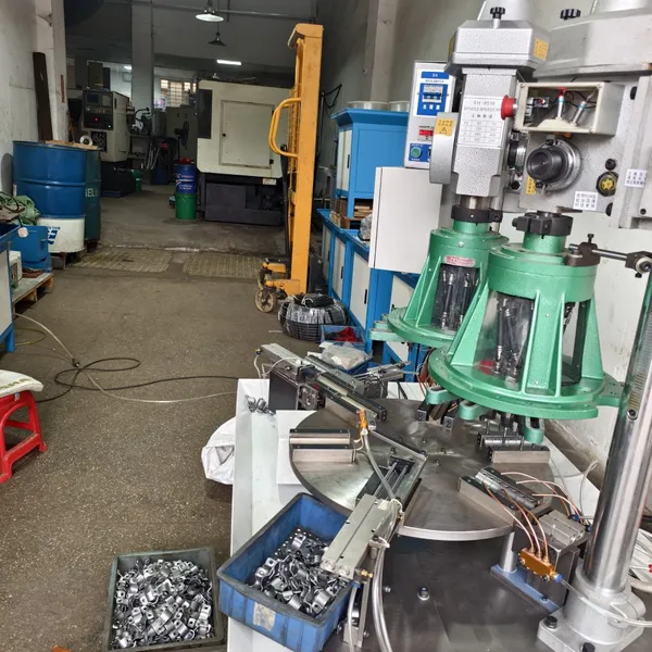 Vibrating Disc Feeding Fully Automatic Tapping Machine Rotary Threading Machine