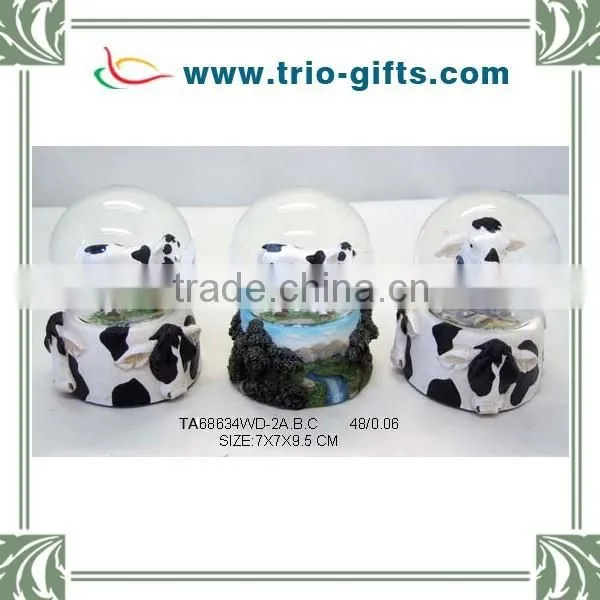 High Quality Polyresin Cow Desgin Souvenirs Water Ball