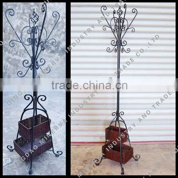 Metal clothes tree