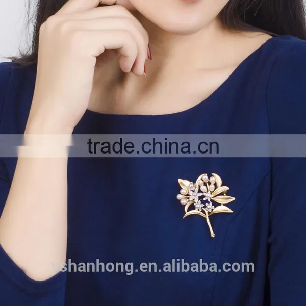 Gold-plated Natural Pearl Brooch Shawl Buckle Leaves photo-2