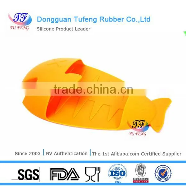 Dongguan Hot Selling Fish Bone Kitchen Accessories Clip Silicone Glove
