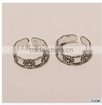 T0007-925 SOLID STERLING SILVER BEAUTIFUL FLOWER DESIGN LIGHT WEIGHT TOERING2.36