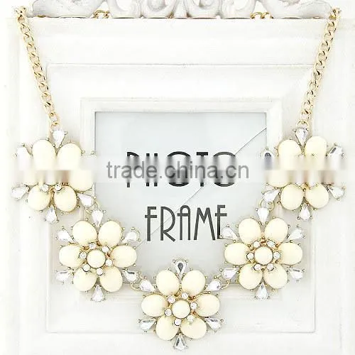 Shining Latest Popular Elegant Bright Crystal and Resin Alloy Flower Charm& Statement Necklace in Stock photo-6