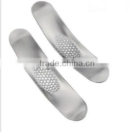 Cy282 Curved Garlic Stainless Steel 304/430 Multi-functional Manual Garlic Creative Twist Garlic Kitchen Worn Garlic photo-2
