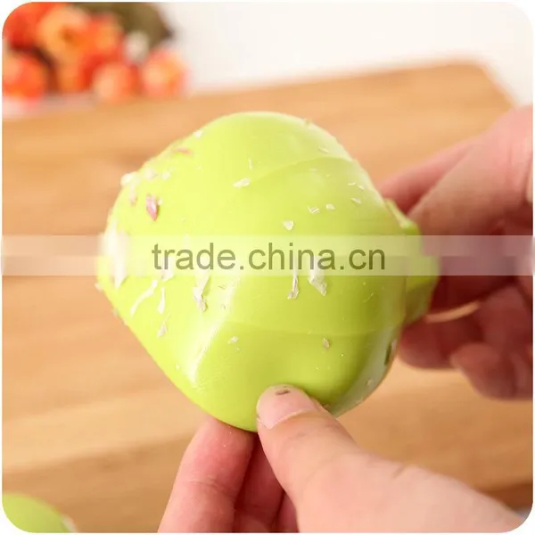 2016 Hot Sale Magic Kitchenware Silicone Garlic Peeler Silicon Peeling Presses photo-2