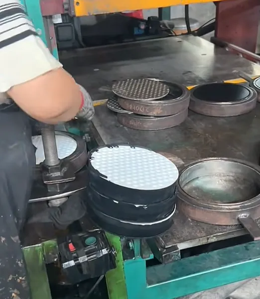 Seismic Laminated PTFE Rubber Bearing for Highway Engineering photo-2