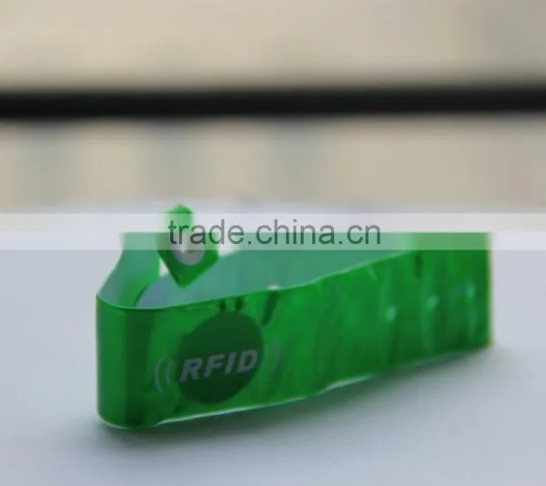 MDW1370 High Quality Wholesale Plastic Lock Bracelet Pvc Wristband photo-4