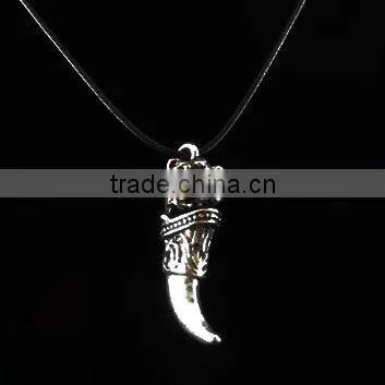 Loving Couple Accessories Gifts Wholesale Men's Wolf Tooth Pendant Necklace photo-4