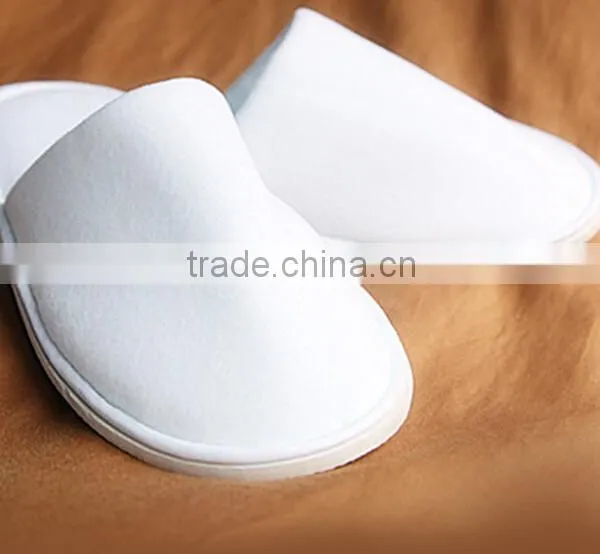 CLOSED TOE VELOUR SLIPPERS