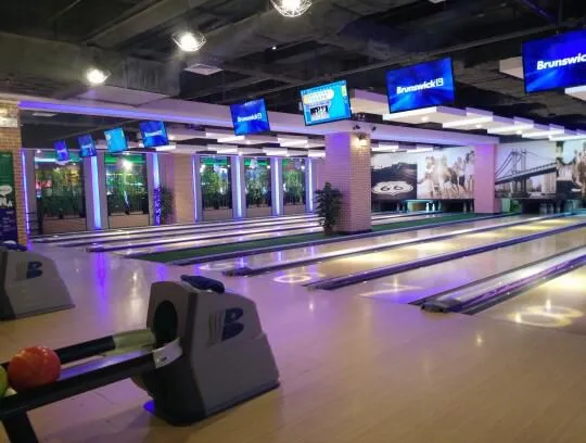 Devolución de bolas de bowling en carril sintético de alta velocidad
