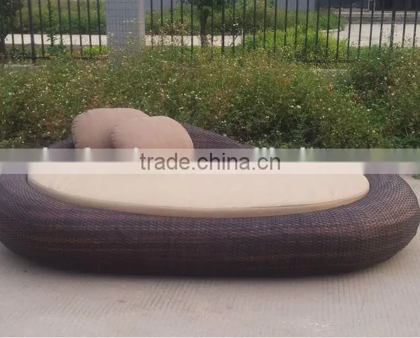 Outdoor Furniture Beach Side Sun Bed Waterproof Rattan Daybed photo-4