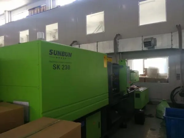 China Sunbun 230T высокоскоростная пластиковая инжекционная машина с большим двигателем по низкой цене