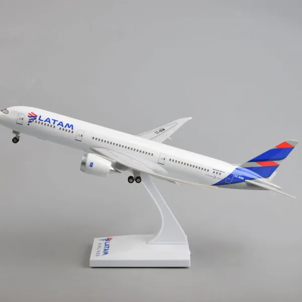 30 см B787 LATAM С подсветкой С колесами Пластиковая модель самолета Вариант подарка