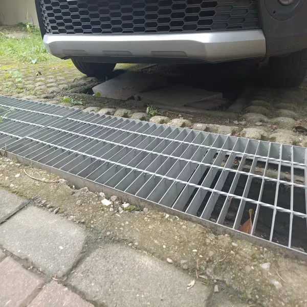 Placa de rede de aço carbono com malha de 30x100mm, galvanizada a quente, superfície antiderrapante, comprimento de 6m