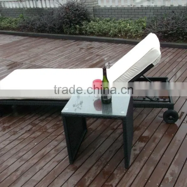 Classic White Lounge Chair With Tea Table photo-2
