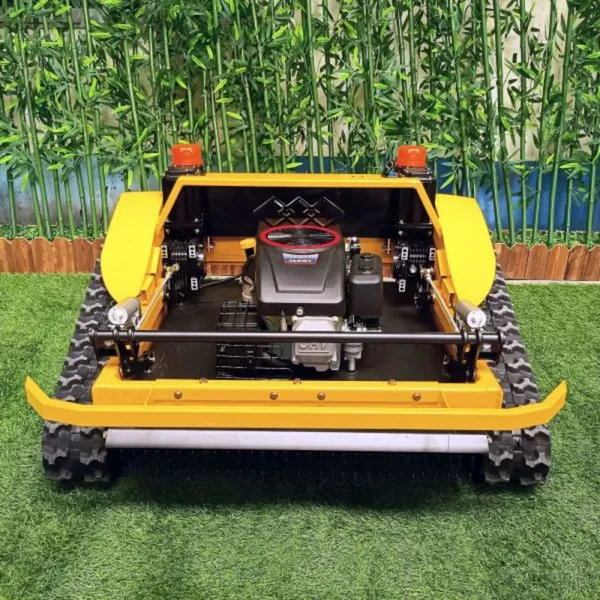 Vigorun VTLM800 Cordless Petrol 9.2Kw 452cc Single Cylinder Self Propelled Industrial Grade Track-mounted Grass Crusher Working