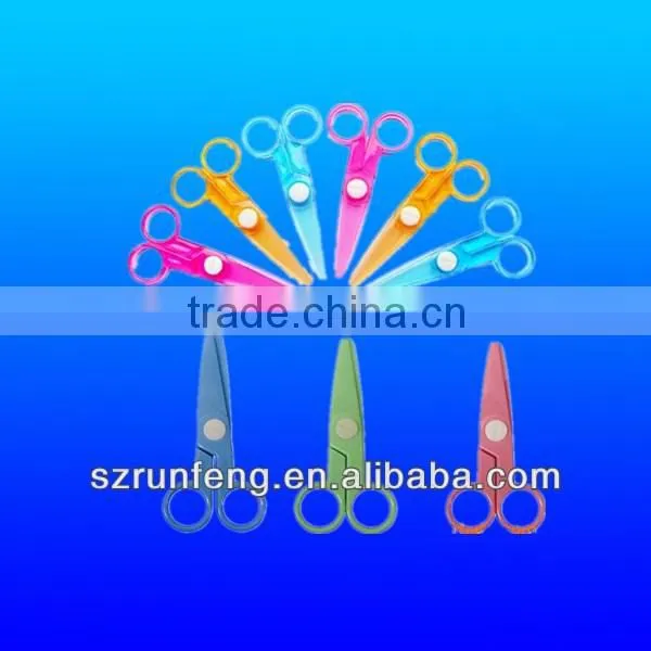 Plastic cutting scissors
