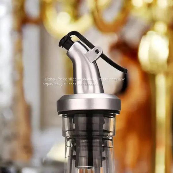Olive Oil Sprayer Liquor Dispenser Wine Pourers Flip Top Stopper Kitchen Tools Eco-friendly Silicone Plastic Tools Outil de Cuis photo-3