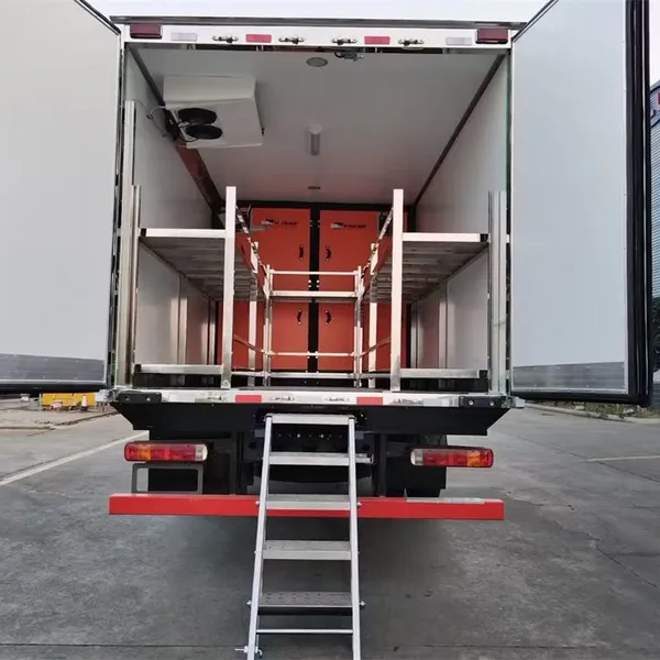 Export Heavy-duty HOWO Refrigerated Truck, 7.2 Meters Long, With a 250 HP Diesel Engine, Container photo-2