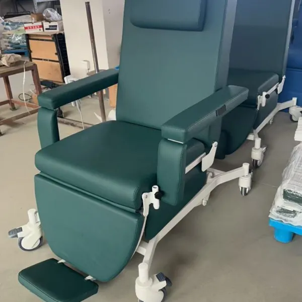 Three Piece Surface Dialysis Chairs Can Convert to Bed With Foot Brake and Comfortable Injected Foam Pieces