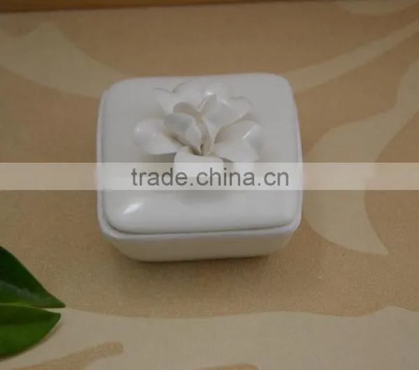 Factory Direct Ceramic Trinket Box With Flower Shape Design photo-4