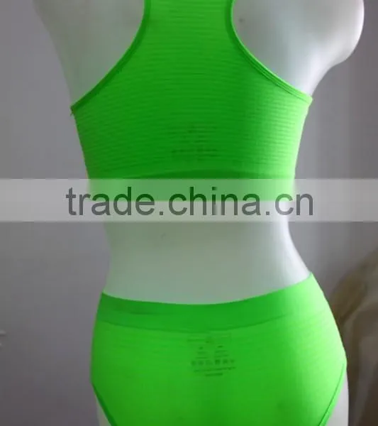 Wholesale Fashion Seamless Women's Green Sports Bra and Shorts Set photo-2