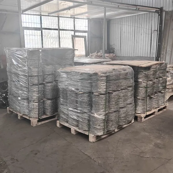 High Quality Galvanized Steel Wire Mesh Barbed Wire Fence Roll Good Corrosion Resistance photo-6