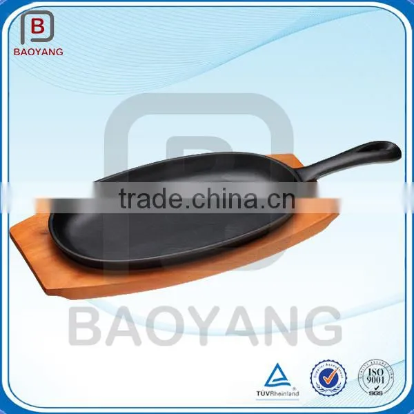 Pre-seasoned cast iron sizzling pan with wooden base