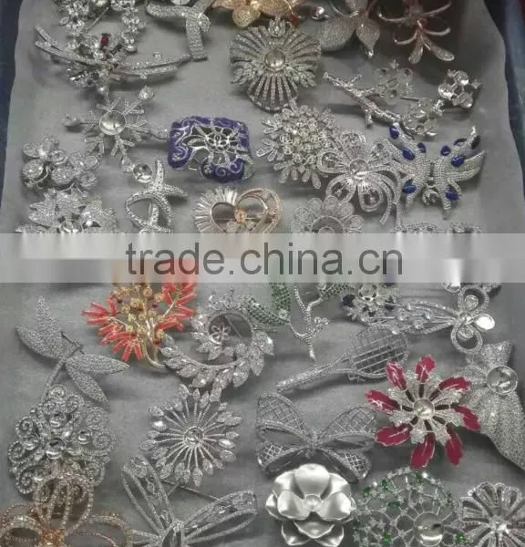 China Wholesale Fashion Pearl Rhinestone Brooch For Wedding Invitations photo-2