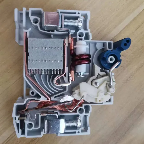 6KA 10KA 15KA MCB SKD SP DP TP HQS12-63 C65 Miniature Circuit Breakers MCB Air Switch 6A 10A 32A 40A 63A