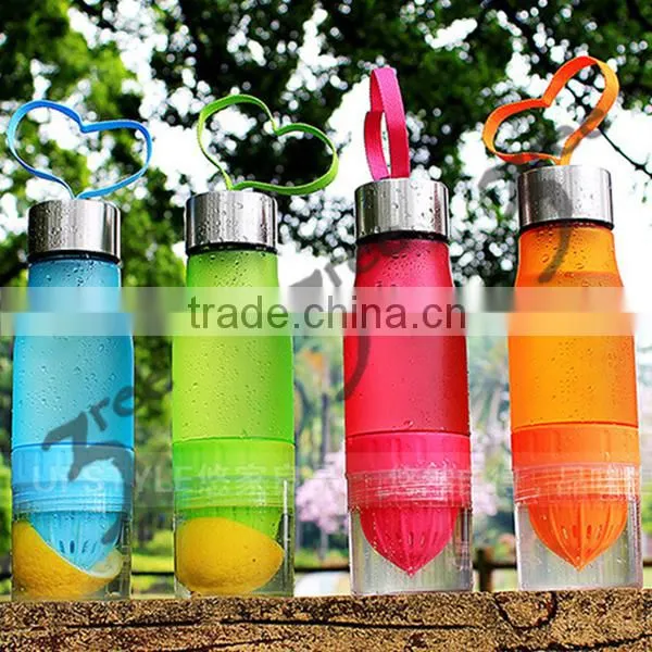 Water Bottle With Lemon Squeezer photo-2