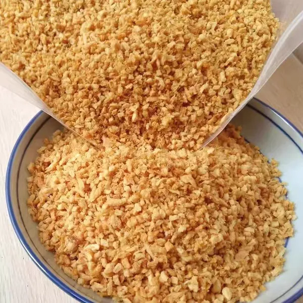 Knusprige gebratene Knoblauchflocken, fertig zum Verzehr. Knackiger Knoblauchbelag für Pho, Ramen und Salate. Lieferung für Restaurants und Lebensmittelhändler.