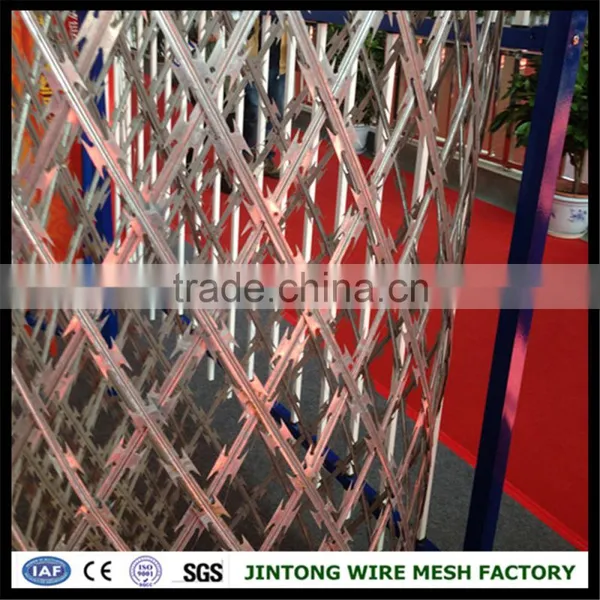 Crossed Welded Concertina Diamond Razor Wire Mesh Fence photo-2