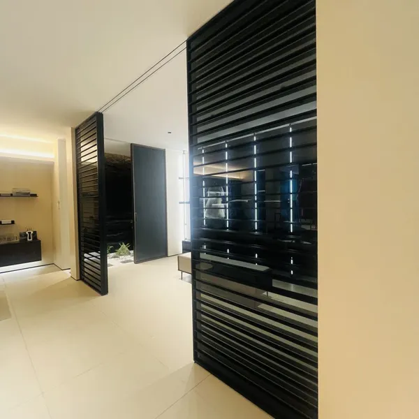 Modern Luxury Glass Cloakroom Walk in Wardrobe Closet Design photo-3
