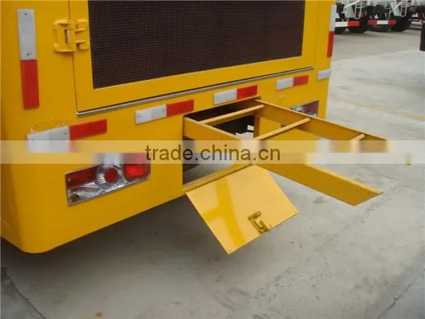 Euro 4 Dongfeng Side 6.8m2 Digital Advertising Screens Trucks photo-3
