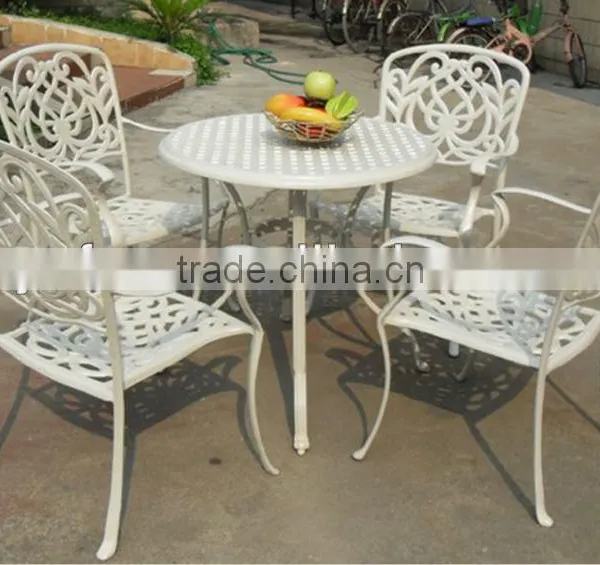 Outdoor Cast Aluminum Chair and Table