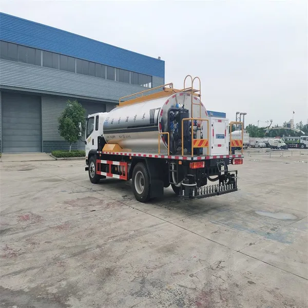 Road Maintenance Vehicle Export, Dongfeng Export-type Asphalt Distributor, Custom Production photo-2